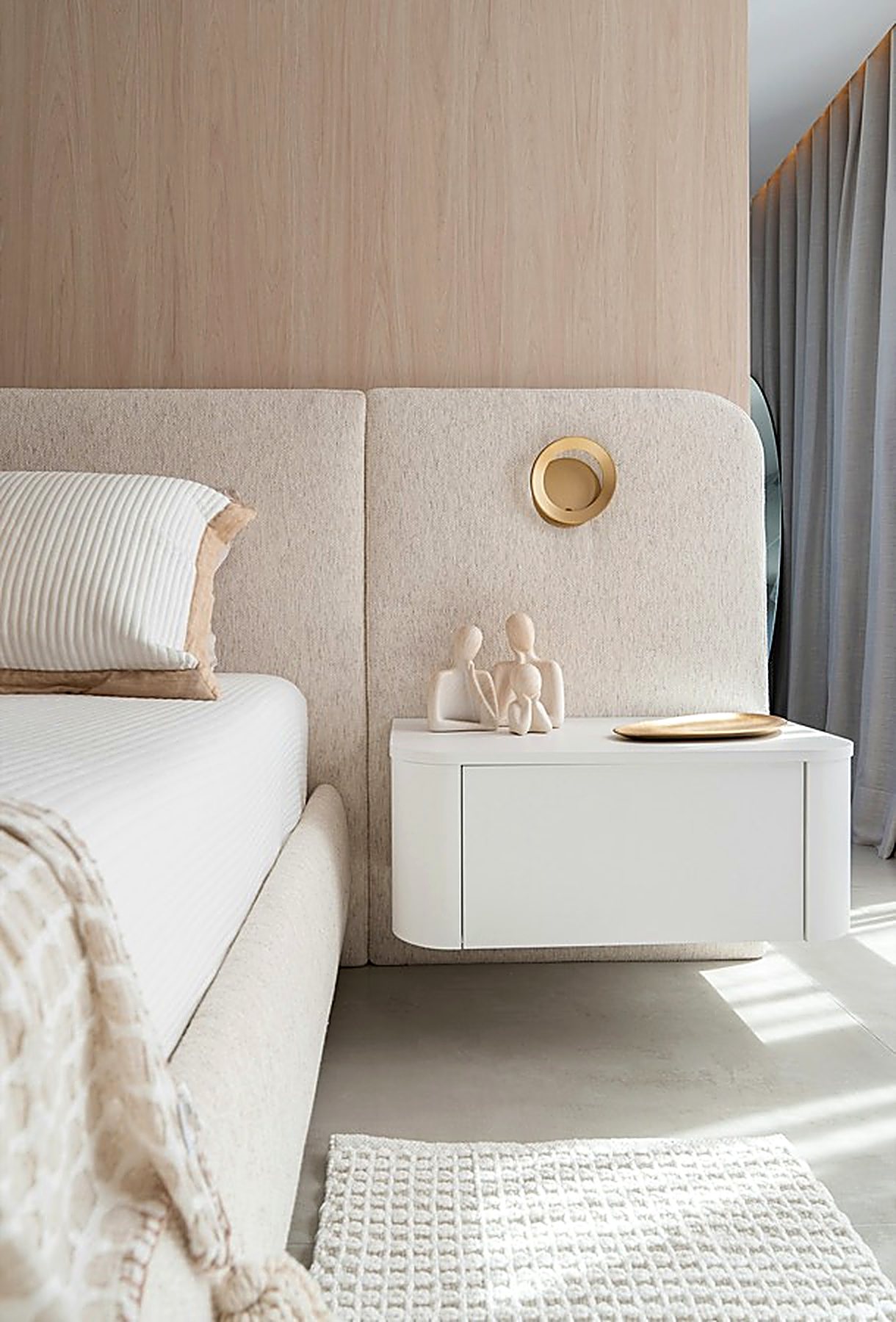 Chambre individuelle claire, lit fait et table de chevet.