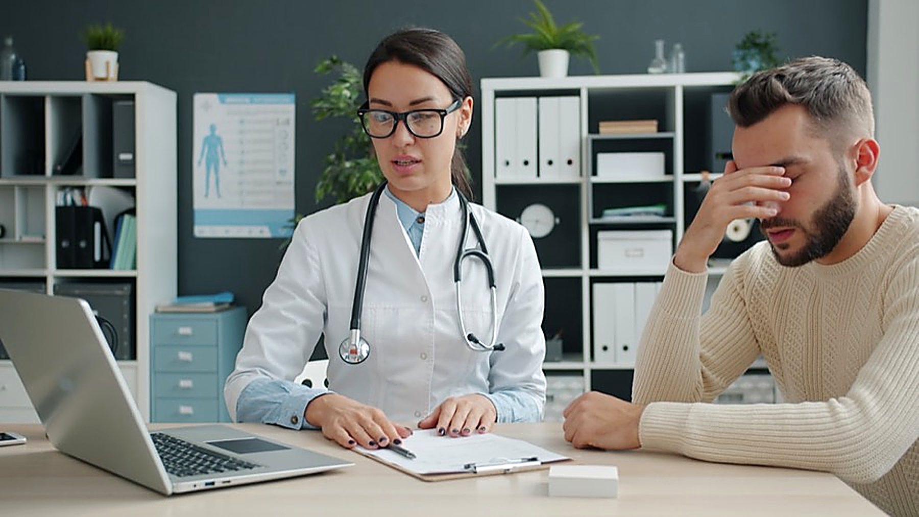 Un médecin reçoit en consultation un homme visiblement en difficulté.